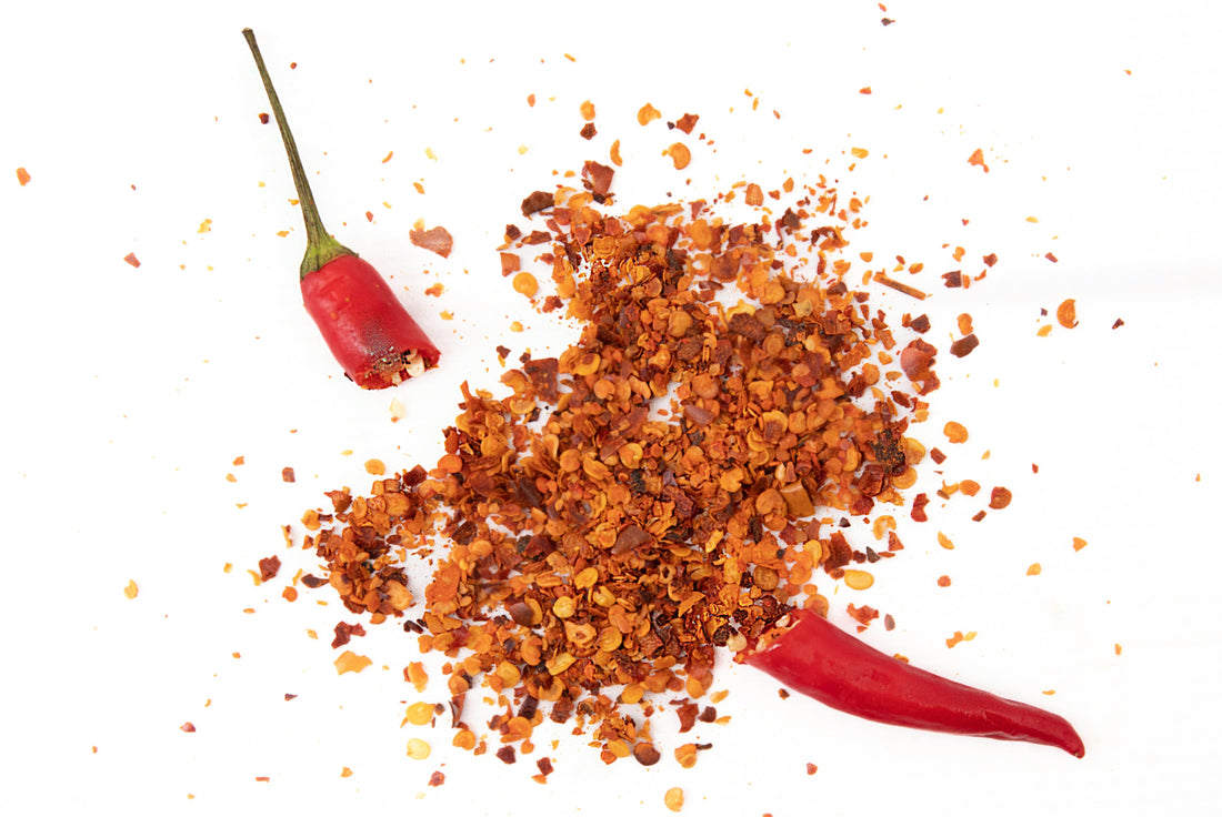 Cum folosim fulgii de ardei iute și chilli: rețete, dozare și când se folosesc