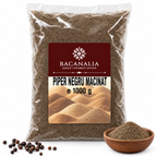 Piper negru măcinat Bacanalia 1 kg, pungă pe fundal alb și bol cu piper