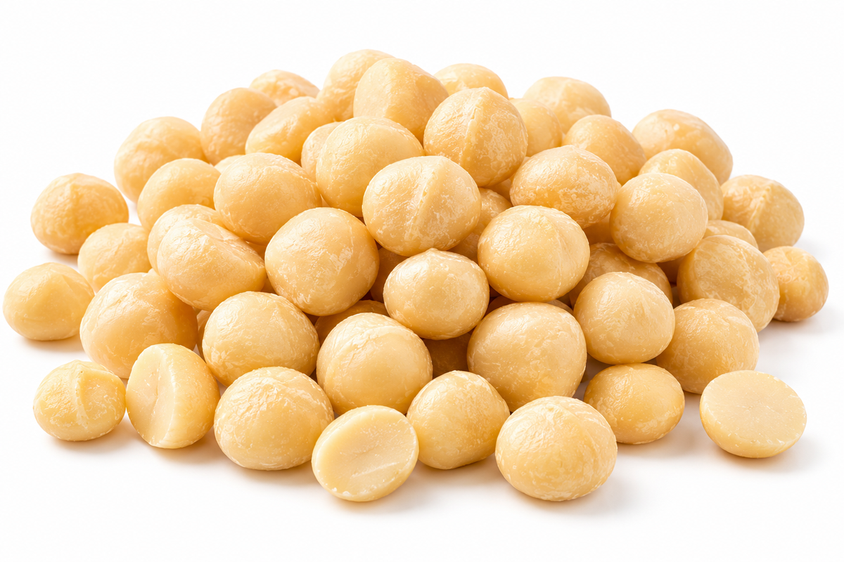 Nuci macadamia 250 g, nuci curate pe fundal alb