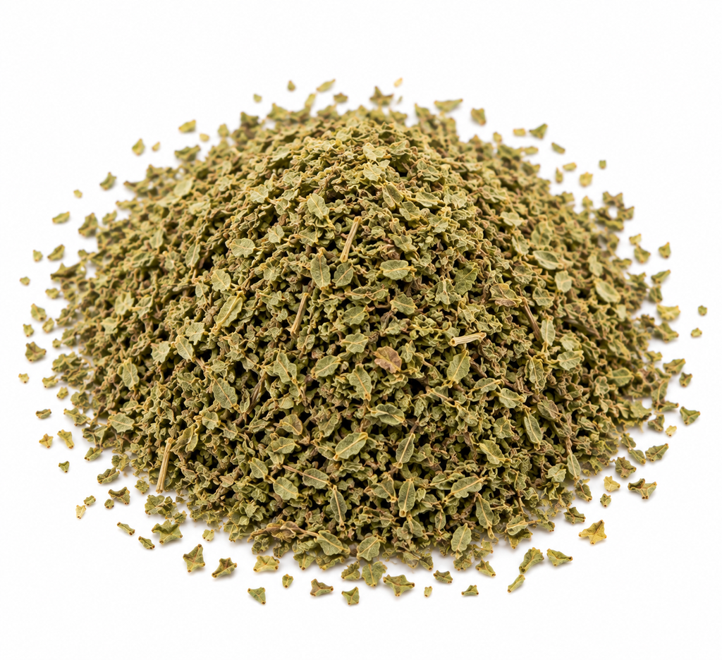 Oregano uscat mărunțit, frunze verzi pe fundal alb