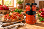 Zacuscă picantă din inima Bucovinei, servită pe pâine într-un decor rustic